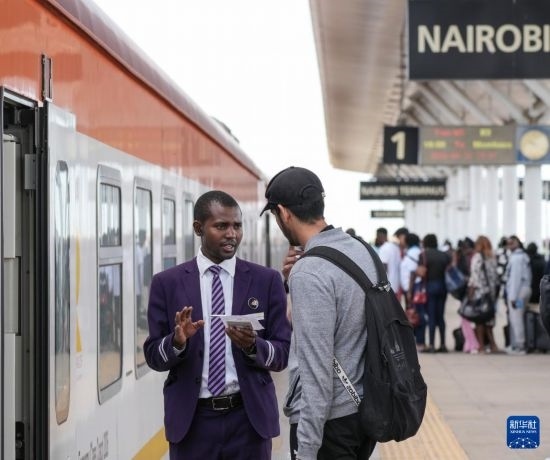 5月31日，在蒙內(nèi)鐵路內(nèi)羅畢站，乘務(wù)員為乘客檢票。新華社記者 李亞輝 攝