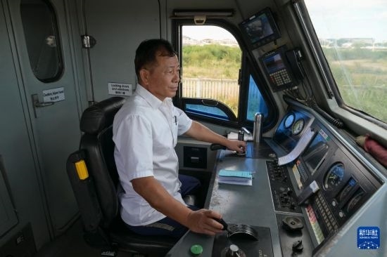 5月31日，在蒙內(nèi)鐵路內(nèi)羅畢站，機(jī)車駕駛員蔣立平在即將開往蒙巴薩的E2次列車上進(jìn)行準(zhǔn)備工作。新華社記者 楊光 攝