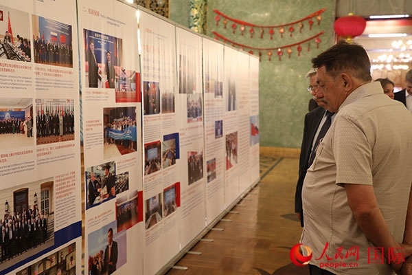 與會(huì)嘉賓參觀中俄科技創(chuàng)新合作圖片展。人民網(wǎng)記者 肖新新攝