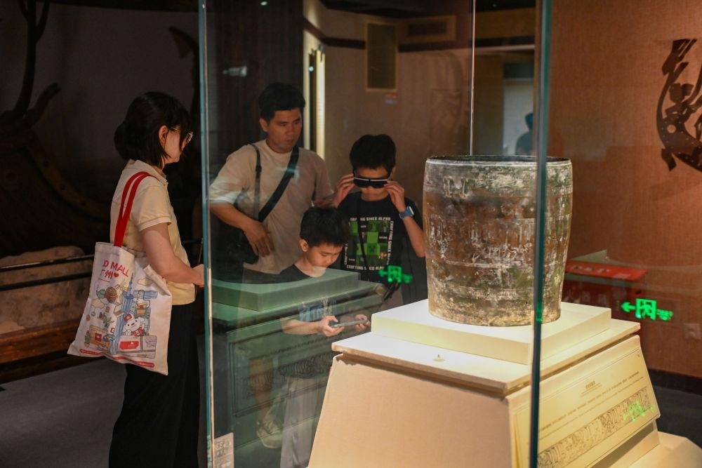 △2025年5月18日，游客在廣東廣州南越王博物院（王墓展區(qū)）體驗(yàn)AR眼鏡智慧導(dǎo)覽服務(wù)。