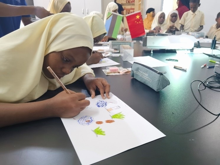 學(xué)生踴躍參與繪畫(huà)活動(dòng)。施亮攝