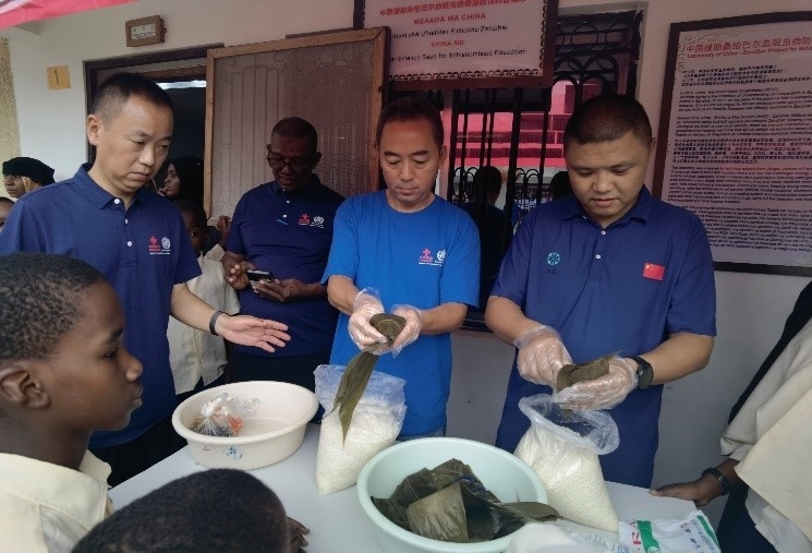 中方專(zhuān)家示范包粽子。施亮攝