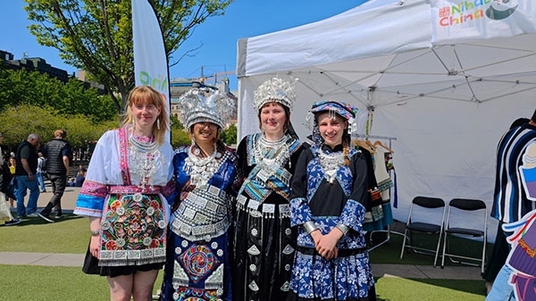 體驗苗族傳統(tǒng)服飾。人民網記者 殷淼