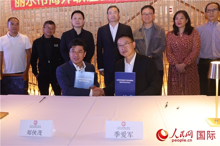 浙江省青田華僑實(shí)驗高級中學(xué)與巴西里約中國國際學(xué)校在座談會上締結(jié)為友好學(xué)校，青田縣人民政府僑務(wù)辦公室主任季愛軍和擔(dān)任巴西里約中國國際學(xué)校董事長的鄭俠茂作為代表簽署協(xié)議。 人民網(wǎng)記者 時元皓攝