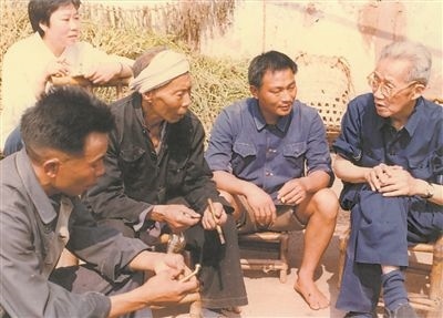 侯光炯（右一）和農(nóng)民在一起親切交流。 西南大學(xué)檔案館供圖