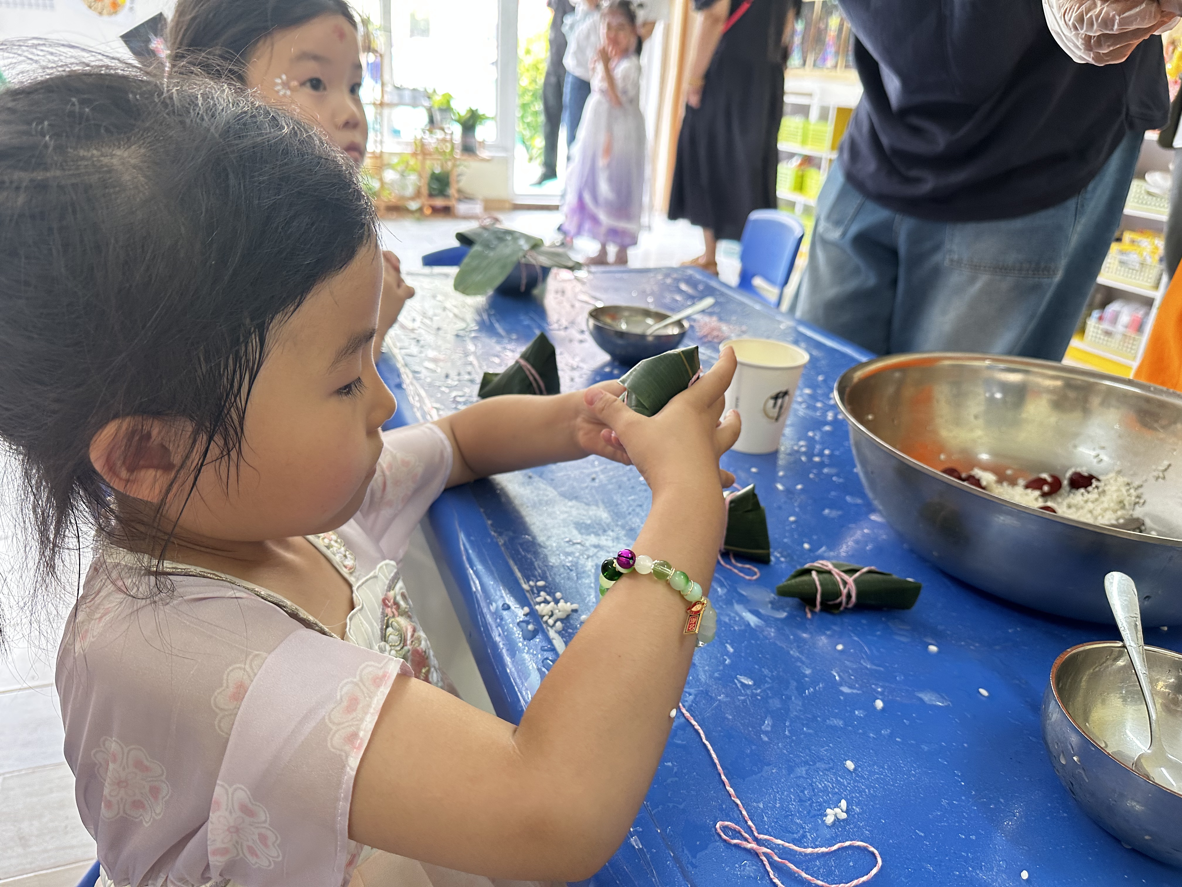小朋友在體驗包粽子。人民網(wǎng)記者 楊虞波羅攝
