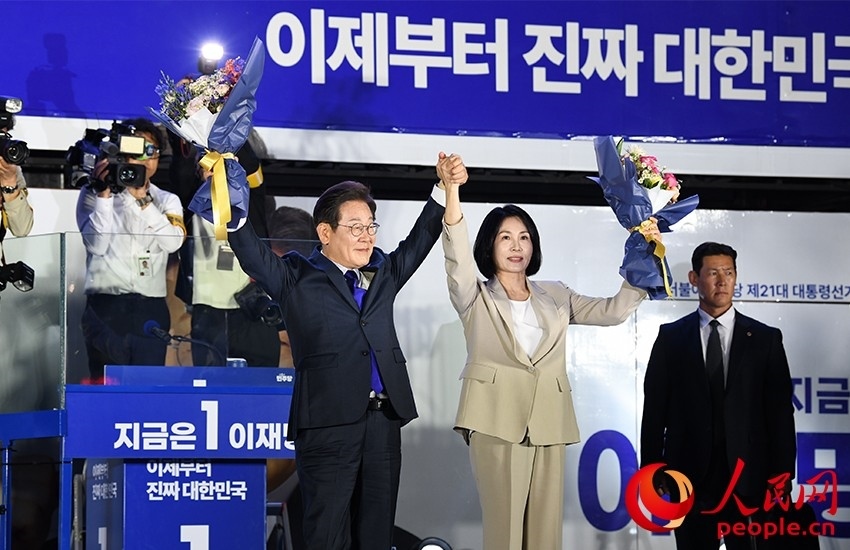 6月4日凌晨，確定當(dāng)選韓國總統(tǒng)的李在明舉手向歡呼的支持者們致意。 人民網(wǎng) 康炯彬攝