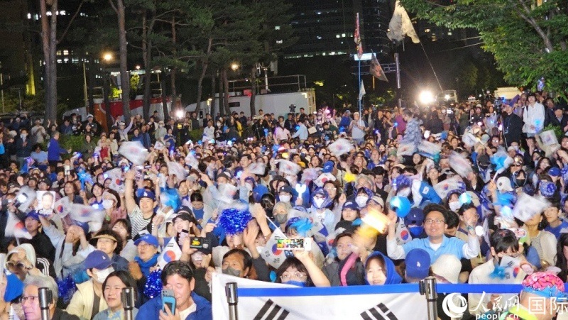 當(dāng)?shù)貢r間4日凌晨，李在明支持者們聚集在國會前等待計票結(jié)果。人民網(wǎng) 柳美鉉攝