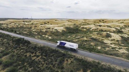 主線科技智能卡車行駛在路上。